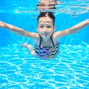 bambina che nuota in piscina